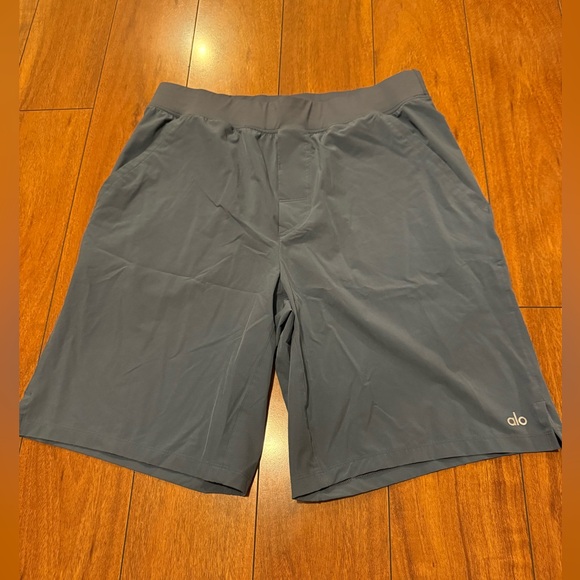 ALO Yoga Men's Gray Athletic Shorts - Picture 1 of 5